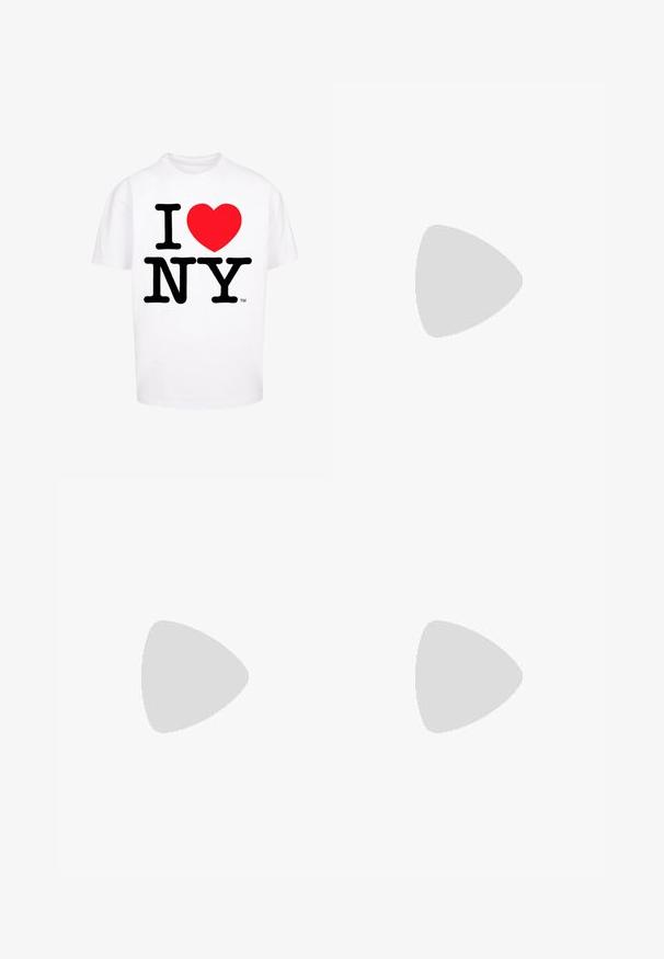 T-shirt en coton blanc à manches courtes avec un texte noir vif "I NY" et une forme de cœur rouge, design classique à encolure ras du cou.; Jeans large en denim bleu clair, dotés de deux poches avant, d'une fermeture à bouton et d'un effet délavé avec des coutures visibles.; Bottines noires en daim avec une semelle en caoutchouc, dotées d'œillets en métal, de lacets et d'un col en fausse fourrure douce autour du haut.; Sac en tissu noir avec un motif texturé et matelassé. Forme arrondie, poignées courtes et épaisses, et structure souple et flexible.