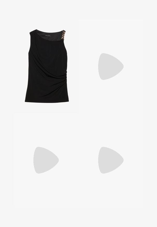 Must kohtadega must topp, millel on kogutud kangas, sile kaelus ja dekoratiivne kuldne ketti aksent vasakul õlal.; Mustad nahast lühikesed püksid, millel on sile ja läikiv tekstuur, esi-taskud, metallaktsendid ja taljesse istuv disain.; Must-sinine nahkjalats musta läikiva viimistlusega, millel on terav nina ja keskmise kõrgusega plokk konts. Sile tekstuur ja minimalistik disain.; Must musta kott, millel on struktureeritud kuju, sile tekstuur ja metallist klamber. Kombineeritud laiate mustade pükstega ja avatud varvaste sandaalidega puidust põrandal.; Kullastusust kõrvarõngaste komplekt, mis sisaldab erinevaid disaine, sealhulgas nööpe, rõngaid ja riputatavaid tükke, millel on pärlid ja rhinestones.