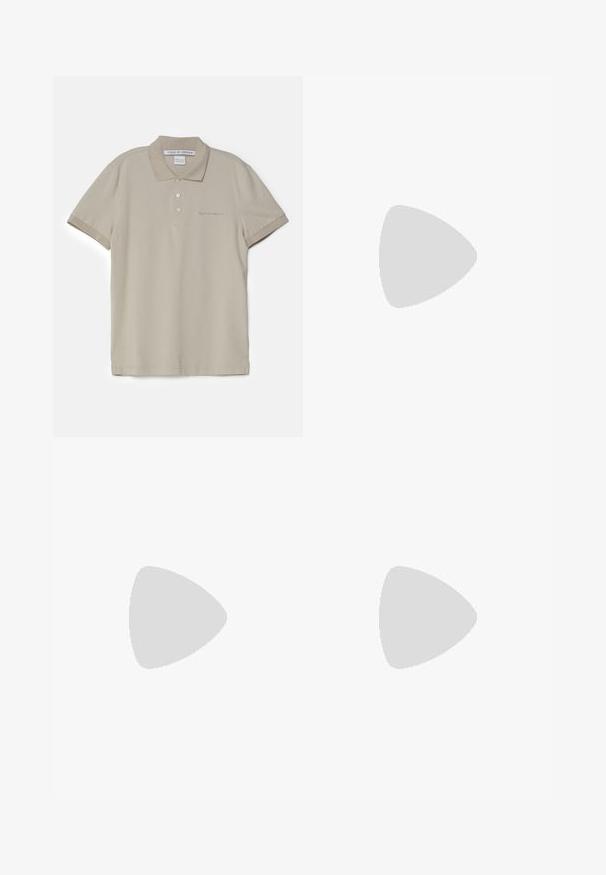 Beige polo skjorte laget av bomull med klassisk krage, korte ermer, to-knapp placket og subtil logo broderi på brystet.; Dondup GAUBERT - Chinos - olive; Sorte vevde slip-on sko med en glatt lærdetalj på overdelen, design med rund tå og en lavprofil gummisåle.; Brune plastikkinnes solbriller med blå linser, firkantet form, tynne armer, teksturerte detaljer på templene og en polert overflate.