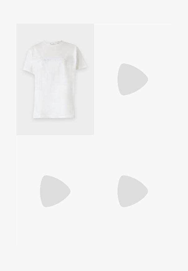 Balta medvilninė marškinėliai trumpomis rankovėmis ir apvalia iškirpte, su žodžiu "INTROSPEKCIJA" šviesiai mėlynu tekstu per krūtinę.; Šviesiai rožiniai šortai su vertikaliomis raudonomis ir baltomis juostelėmis. Elastingas juosmuo; laisvas kirpimas; lygi tekstūra su minimaliu dekoravimu.; Juodas nėriniuotas aukštakulnis batelis su smailiu kojų pirštu, tinkliniais akcentais ir lygiai odiniu viršumi. Spalvos: juoda ir kreminės akcentai.; Juodas odinis rankinukas apvalios formos, minkštos tekstūros su susietu rankena ir auksinės spalvos detalėmis. Užtrauktuko uždarymas.