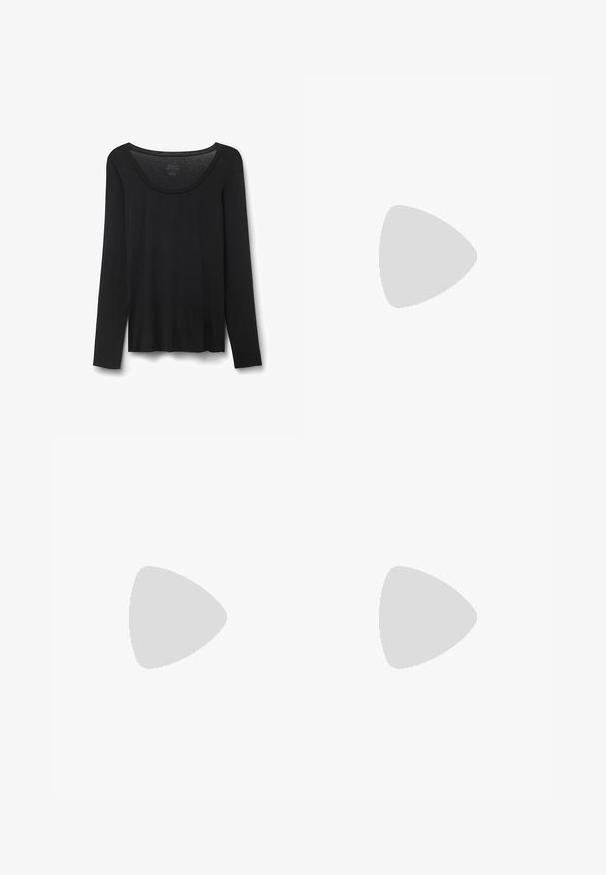 Schwarzes Langarm-T-Shirt aus weichem Stoff. Hat einen weiten runden Halsausschnitt und einen lockeren Schnitt mit geradem Saum. Keine sichtbaren Muster oder Akzente.; Marineblaue, taillierte Hose mit glatter Textur, die an der Vorderseite Falten und einen dehnbaren Bund für zusätzlichen Komfort aufweist.; Schwarze Wildleder-Sneaker mit weißen Akzenten, runder Zehenform, dicker weißer Sohle und klassischem Schnürdesign, getragen mit weißen Socken und lila Hose.; Silberne Creolen mit einem verdrehten Design, das eine strukturierte Oberfläche und einen sicheren Verschluss aufweist. Leicht und reflektierend mit einer eleganten Oberfläche.