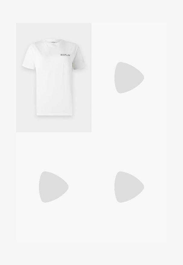 Witte katoenen t-shirt met korte mouwen, ronde hals, met een klein zwart "REPLAY" logo op de linker borst. Glad van textuur.; Donkergrijze op maat gemaakte broeken met een voorvouw, riemlussen en een verborgen sluiting aan de voorkant, tentoongesteld tegen een witte achtergrond.; Witte platform sneakers met een gladde leren bovenkant, afgeronde vorm, gewatteerde kraag en een gestructureerde rubberen zool met duidelijke profiel.; Zwarte leren handtas met een gebogen vorm, afneembare schouderband en gouden hardware. De tas heeft een klep met een gespsluiting.
