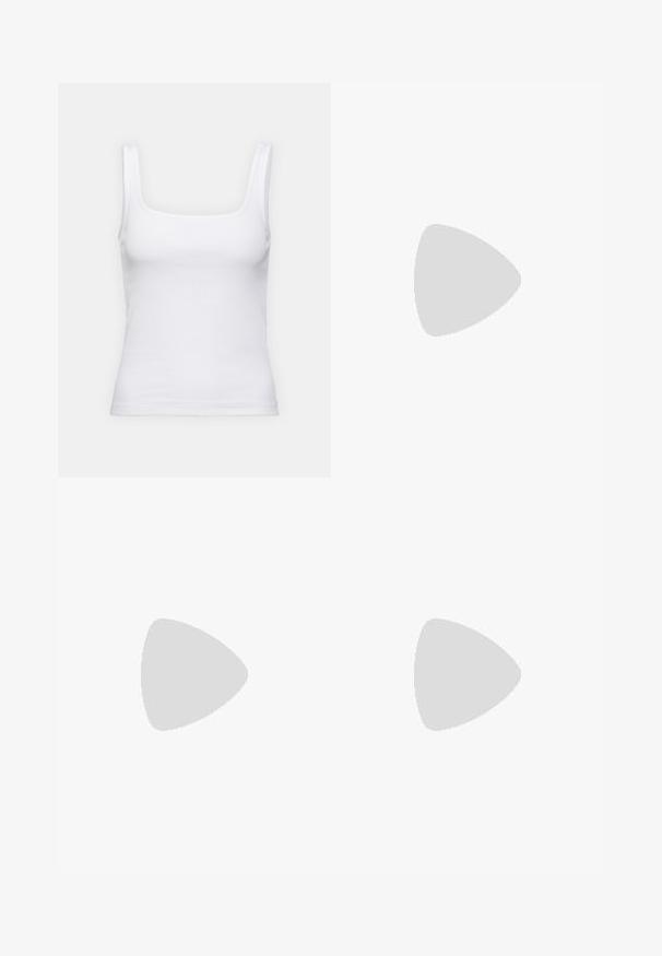 Weißes, geripptes Tanktop mit quadratischem Ausschnitt und schmalen Trägern, aus einem dehnbaren Baumwoll-Mix-Stoff hergestellt.; Beige gewobener Rock mit einem ausladenden Design, glatter Textur und dezentem Fischgrätmuster. Mittellang ohne sichtbare Verschlüsse oder Verzierungen.; Braune patentierte Lederpumps mit quadratischer Zehenform, strukturiertem Krokodilmuster, Knöchelriemen mit goldener Schnalle und blockiertem Absatz.; Braune Leder-Crossbody-Tasche mit geschwungener Form, goldfarbenen Beschlägen und einer Schnallenakzentuierung. Verfügt über einen abnehmbaren Schultergurt.