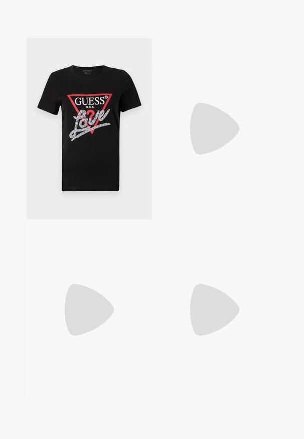 Čierne bavlnené tričko s krátkymi rukávmi s červeným trojuholníkovým logom "GUESS U.S.A." a textovým dizajnom "Love" so kryštálmi v bielej farbe.; Svetlomodré denimové nohavice s rozšírenými nohavicami a vysokým pásom, so dvoma gombíkmi a prednými vreckami. Materiál má vyblednutú textúru s jemnými variáciami.; Čierne kožené lodičky na vysokom opätku s špicatou špičkou a hladkou textúrou, s štíhlym opätkom a minimalistickým dizajnom.; Čierna mini kabelka so štrasom, s uzlovým textúrovaným popruhom a strieborným reťazom. Guľatý tvar s riaseným vrchom a reflexnými detailmi.