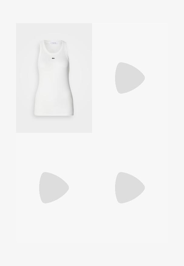 Canotta bianca senza maniche con scollo rotondo e texture a coste. Presenta un piccolo logo coccodrillo verde Lacoste sul petto.; Pantaloni da pigiama a quadretti rossi e bianchi con gambe larghe, vita elastica e tre bottoni. Realizzati in tessuto leggero.; Zoccolo in suede oliva con punta tonda, cinturino regolabile, soletta in sughero e suola in gomma testurizzata, caratterizzato da una finitura liscia e dettagli intagliati.; Occhiali da sole rettangolari tartarugati con lenti verdi. Montatura ampia, finitura liscia, dettaglio oro sul lato e tempie sottili.