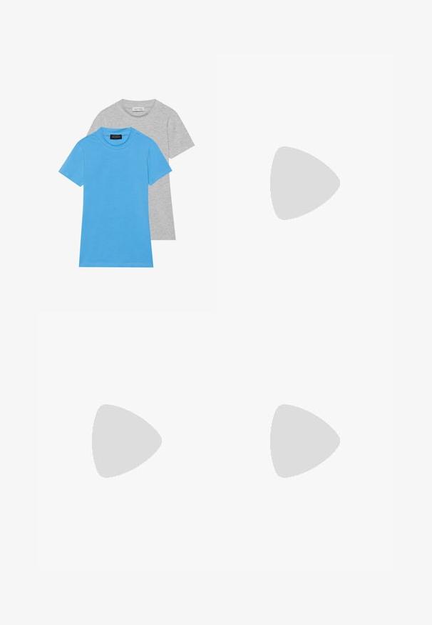Set med två t-shirts: en i livlig blå färg och en i ljusgrå. Båda har korta ärmar, rund halsringning och en slät tygkvalitet.; Cargo-byxor i khakifärg gjorda av bomullsblandning. Har två stora sidofickor, två framfickor och en rak, avslappnad passform med stygndetaljer.; Svart läderpump med spetsig tå och en låg klack. Har en ankelsnodd med en guldtonad spänne. Slät textur.; Bruna rektangulära solglasögon med gradientlinser, tjocka bågar och en logodetalj på sidan. Slätt plastmaterial, minimal design.