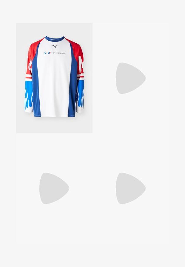 Cămașă cu mânecă lungă, cu un corp alb și mâneci roșii și albastre decorate cu modele de flăcări. Afișează logo-urile BMW și Puma într-un mod proeminent.; Pantaloni scurți khaki cu un design flat front, talie cusută cu bucle pentru curea și două buzunare laterale. Fabricati dintr-un material ușor.; Pantofi sport negri și mov, cu un superior texturat, linii de accent verzi și o talpă din cauciuc cu un design ondulat. Închidere cu șireturi.; Colier din aur cu mari zale interconectate, având un detaliu central sub formă de pandantiv circular cu un emblemă proeminentă.