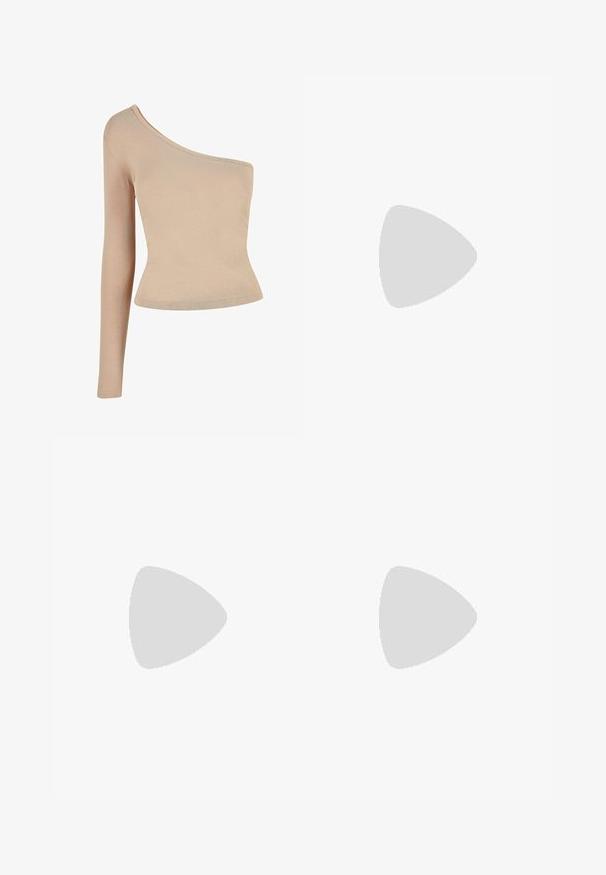 Beige one-shoulder top van zachte rekbare stof. Aansluitend ontwerp, lange mouw aan één kant, gladde textuur en subtiele afwerking langs de uitsnijding.; Beige korte broek met luipaardprint en zwarte en bruine vlekken. Voorzien van een elastische tailleband met een trekkoord voor aanpassing. Lichtgewicht materiaal.; Zwart patent slingback hak met een spitse neus, voorzien van een gestructureerde slangenprint, verstelbare band en een korte, gestructureerde blokhak.; Zwarte leren schoudertas met twee vo pockets, gouden gespen, ritsluiting en een smalle band. Tekstuur oppervlak en compacte rechthoekige vorm.