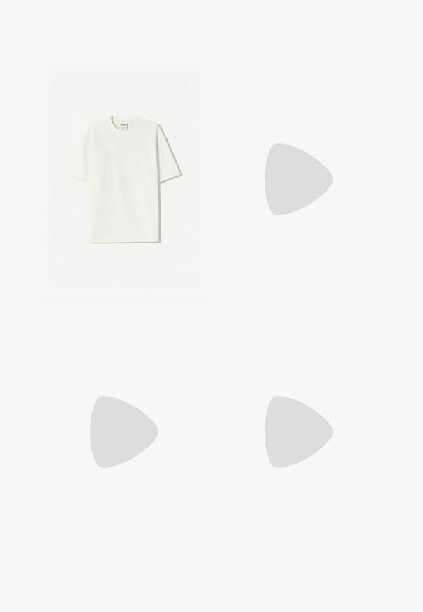 Vit oversized t-shirt i bomull med rund hals, korta ärmar och en etikett sydd i halsringningen. Slät textur, minimalistisk design.; Filippa K RELAXED PLEATED  - Tygbyxor - black; Svarta läderloafers med en slät yta, rund tå och ett dekorativt band över främre delen. Låg staplad klack, minimalistisk design.; Svarta rektangulära solglasögon med mörka linser, tjock plastbåge, guldfinish på skalmarna och varumärkeslogotyp graverad på armen.