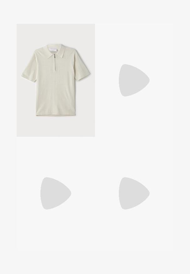 Tiger of Sweden ORBIT - Polo - birch bark; Pantalon khaki en tissu mélangé coton, doté d'un devant plat, d'une coupe classique, de jambes droites, de passants de ceinture et d'une fermeture éclair.; Paul Smith JASON - Derbies & Richelieus - black; Sac fourre-tout en nylon marron avec doubles poignées, fermeture éclair et un patch logo bleu. Texture lisse, design structuré, intérieur spacieux.