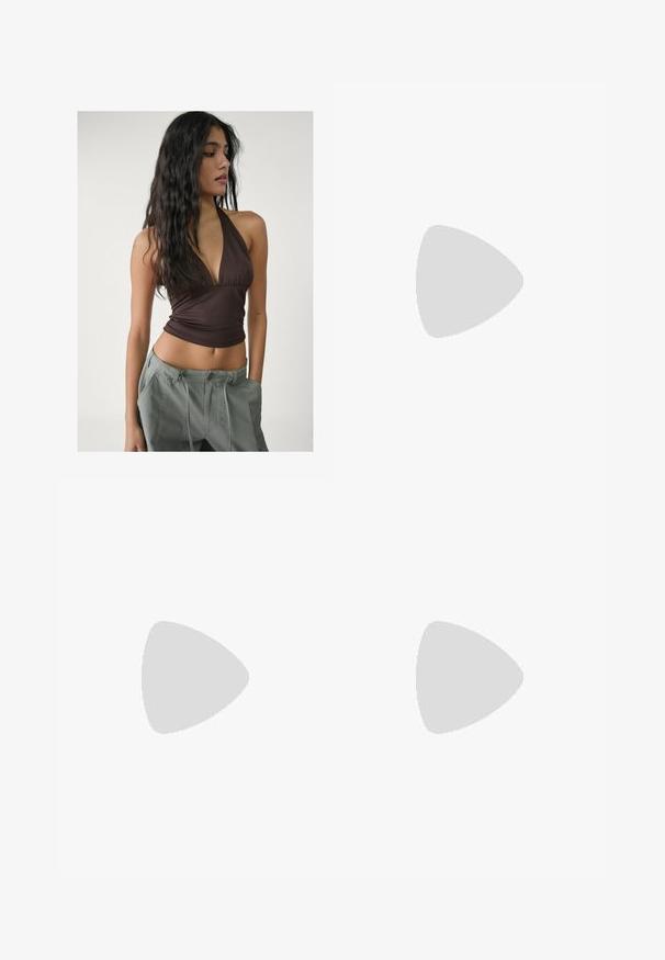 Hnědý halter top s hlubokým výstřihem do V a nabíraným materiálem na poprsí, doplněný o volné, světle šedé cargo kalhoty s nastavitelnými pásky v pase.; Krémová blůza s výstřihem do V, dlouhými balónovými rukávy a vrstvenými volány na lemu, s detailem vázání na zadní straně.; Vínové kalhoty s širokými nohavicemi vyrobené z texturované látky, s předním zapínáním na knoflík a klasickým designem. Žádné další kapsy ani ozdoby.; Hnědé kožené vysoké boty k kolenům s texturovaným povrchem, se sponou a cvočkovými detaily na boku, a plochou gumovou podrážkou.; Hnědá kožená kabelka s dvěma dlouhými uchy, strukturovaným obdélníkovým tvarem, hladkou texturou a zaoblenými hranami. Obsahuje dekorativní detaily na uších.