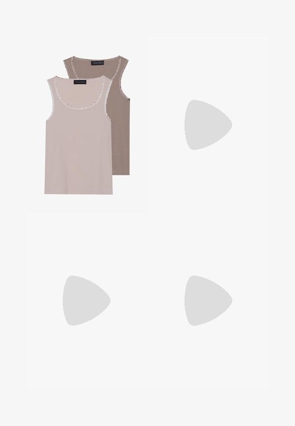 Due top con spalline in un leggero beige e marrone, con un tessuto a coste, scollatura rotonda e bordi a contrasto lungo il collo e le aperture delle braccia.; Una gonna al ginocchio in un tessuto leggero con un motivo astratto beige, marrone e verde. Presenta una vita aderente e un design fluido.; Sandal con tacco alto in suede rosa, con tacco a blocco, punta aperta e cinturino alla caviglia con dettaglio in oro. Fascia frontale piatta.; Borsa a spalla in finta pelle marrone con forma curvata, cuciture minime e un accento in metallo dorato. Presenta una chiusura con zip superiore e una tracolla regolabile.