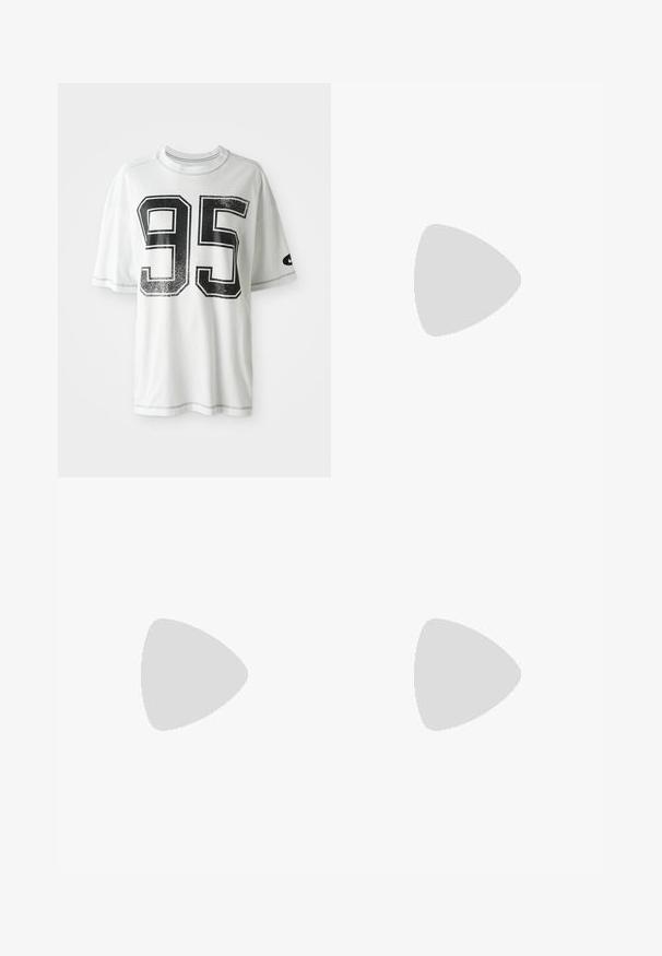Hvit T-skjorte med korte ermer og stort slitt svart tall "95" på forsiden, samt en liten svart swoosh-logo på venstre erme.; Rosa strikkede shorts med et teksturert mønster, elastisk linning med justerbar snor, og en mid-thigh lengde.; Sorte flip-flop laget av glatt lær, med en tynn stroppdesign og en flat såle med et minimalistisk utseende. Ingen bemerkelsesverdige mønstre eller aksenter.; Svart lærveske med rynket topp, to skulderstropper, gullfarget hardware og en sentral sirkulær detalj. Glatt tekstur, kompakt form.