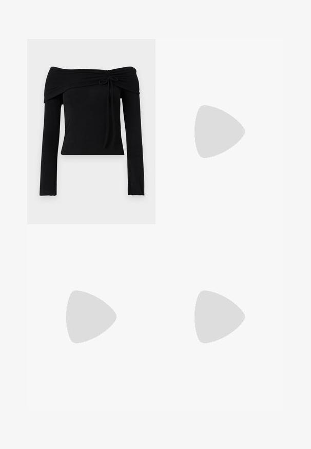 Top preto com decote à mostra, de mangas longas, apresentando um detalhe de laço no pescoço e uma silhueta ajustada. Tecido liso e elástico.; Calças largas pretas com uma cintura lisa, feitas de um material suave. Apresentam um ajuste solto e detalhes de costura mínimos.; Botas de tornozelo pretas feitas de couro liso, com fecho lateral, salto grosso texturizado e design de bico arredondado.; Bolsa de couro preta com forma curva, alça destacável e detalhes em dourado. A bolsa possui uma aba com detalhe de fivela.