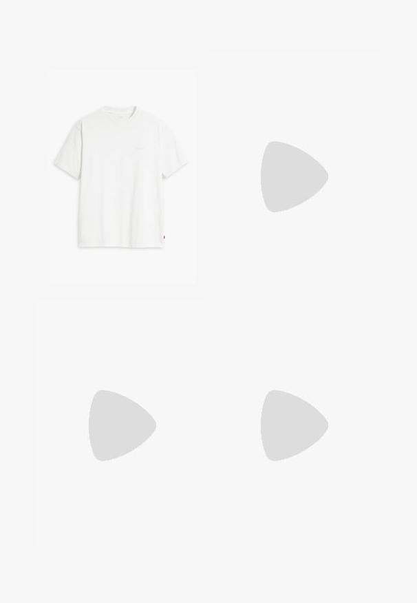 Biały bawełniany t-shirt z krótkimi rękawami, okrągłym dekoltem i subtelnym, jasnym nadrukiem z logo "Levi's" na przodzie.; Pasiasty strój kąpielowy w jasnoniebieskim i białym kolorze, z elastyczną talią, sznurkiem do regulacji oraz gładkim, lekkim materiałem.; Czarne skórzane mokasyny z gładkim wykończeniem, zaokrąglonym noskiem i ozdobnym paskiem na cholewce. Posiadają niską czarną podeszwę.; Czarne okulary przeciwsłoneczne z masywną, geometryczną ramką, ciemnymi soczewkami i złotymi metalowymi akcentami na zausznikach, z okrąłym detalem herbu.