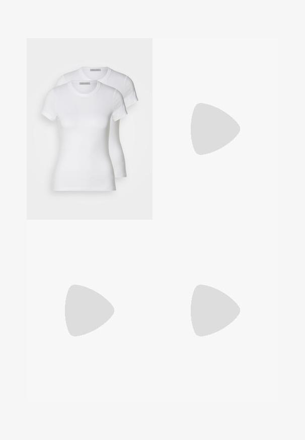 Dvije bijele pamučne majice kratkih rukava, s okruglim izrezima i uskim krojem, s glatkom teksturom i minimalističkim dizajnom.; Svijetloplave traperice s ravnim nogavicama, s izblijedjelim pranjem, standardnim pet džepnim stilom te zatvaranjem na zip i gumb.; Svijetlosivi nubuk tenisice s bijelim kožnim detaljima, tri bijele pruge i smeđa gumena potplat, s podstavljenim ovratnikom radi udobnosti.; Srebrne kružne naušnice s glatkom, poliranom površinom. Okrugli oblik i sigurno kopčanje na klik. Lagani dizajn pogodan za svakodnevno nošenje.