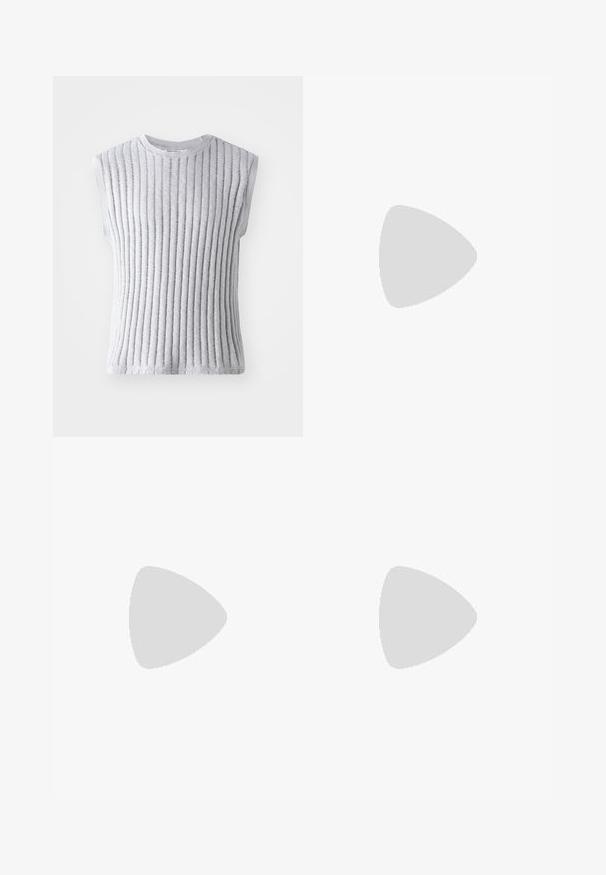 Top grigio senza maniche con texture a coste verticali, tessuto a maglia morbido, scollatura rotonda e bordi grezzi all'orlo e alle aperture delle maniche.; Polo shirt viola a maniche corte con strisce orizzontali nere, dotato di colletto, patta con due bottoni e una morbida texture del tessuto.; 2Y Premium Jeans baggy - lightblue; Scarpe sportive bianche con strisce nere, dotate di una texture simile alla suede, punta arrotondata e una fascia in velcro. Suola in gomma per una migliore aderenza.