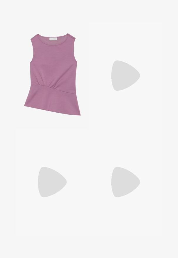 Ärmlös lila topp med rund halsringning och drapering vid midjan, som vidgar sig något vid fållarna.; Beiga vida byxor i slät tyg, med hög midja, sidofickor och en ren, minimalistisk design.; Svart lackläderhögklackad slingback-sko med spetsig tå, justerbar ankelsnodd och öppna sidor. Slät textur.; Tan läderhandväska med plisserad design, justerbar rem och rundad form. Minimalistisk logotyp på framytan.