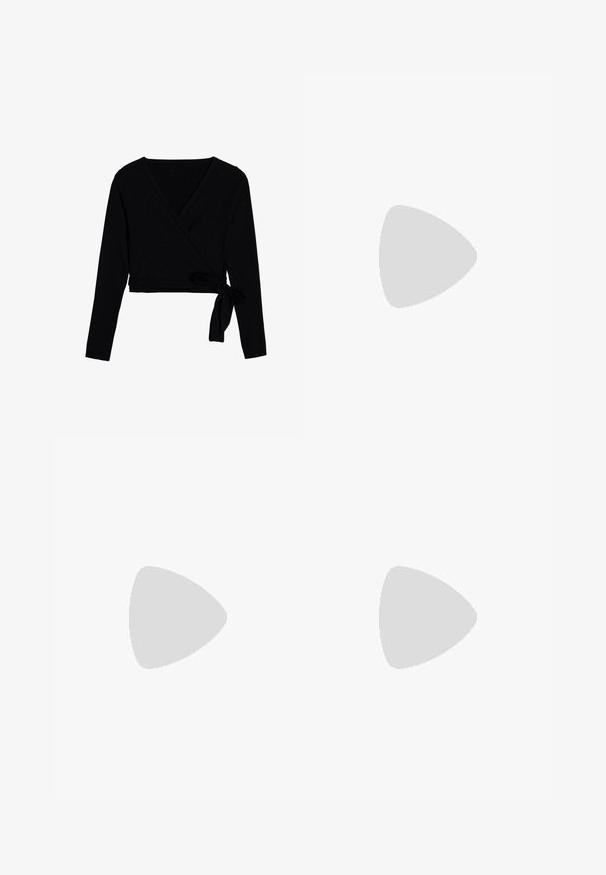 Črn dolg rokav z naramnicami, izdelan iz mehkega materiala, z V-izrezom, skrajšano dolžino in zavitim vozlom ob strani za zapiranje.; Črne traper hlače s ravnim krojem, ki vključujejo pet žepov, bakrene dodatke in rahlo zbledel videz.; Črno-bel Nike Dunk Low čevelj z usnjenim zgornjim delom, perforiranim prstnim delom in črnimi vezalkami, z belim podplatom in logotipnimi detajli.; Sončna očala z zlatim kovinskim okvirjem in temno zelenimi lečami, aviatorskega sloga, z vitekimi ročaji in želvovim vzorcem na konicah.; Črna torba za čez ramo z geometrijskim vzorcem, izdelana iz strukturiranega materiala. Ima trdne ročaje in oznako, oblikovana je v strukturirano obliko.