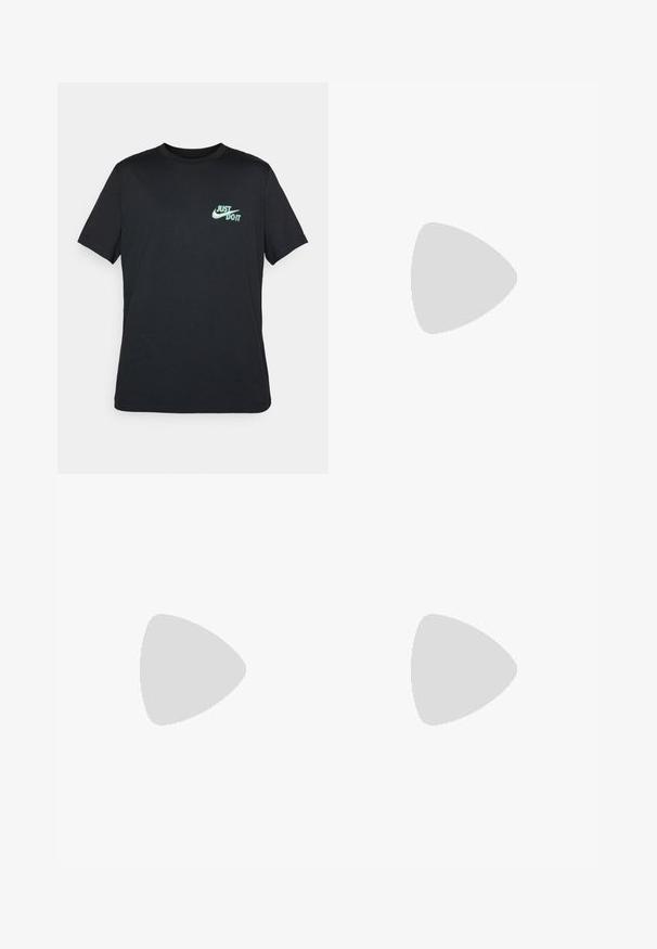 Schwarzes Baumwoll-T-Shirt mit kurzen Ärmeln und Rundhalsausschnitt, mit einem hellblauen "Just Do It"-Logo auf der oberen linken Brust.; Graue Denim-Shorts mit einem kreisförmigen Muster, klassischem Fünf-Taschen-Design und sichtbaren Nähakzenten.; Schwarze Sportschuhe mit Mesh- und Gummielementen. Kombiniert mit hellgrauen weiten Jeans und einem karierten grünen Oberteil. Flacher Hintergrund.; Schwarzes Nike Kulturbeutel mit glatter Textur, ausgestattet mit einem weißen Swoosh-Logo, Oberreißverschluss und einer Seitentasche.