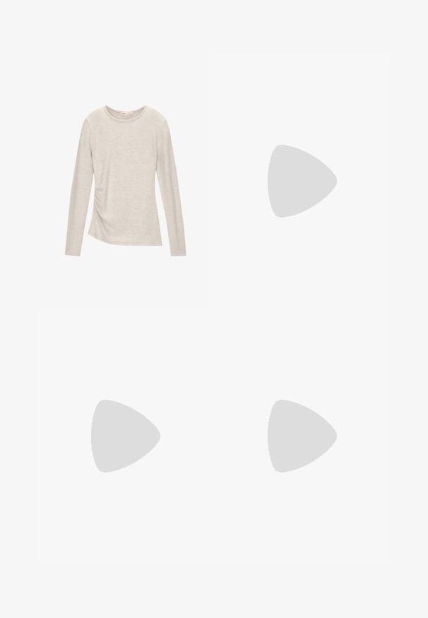 Top bej deschis cu mânecă lungă, cu guler rotund, textură moale și detalii strânse pe laterale, având o croială lejeră și un material neted.; Pantaloni gri cu picioare largi, având un model cu dungi, prezintă un închidere cu nasture și două buzunare frontale. Făcuți dintr-un material texturat.; Botine din suede bej, cu vârful rotund, cusături minime și o talpă din cauciuc de culoare bej deschis, având un model texturat.; Vivienne Westwood THREE ROW RELIEF CHOKER - Colier - silver-coloured/white