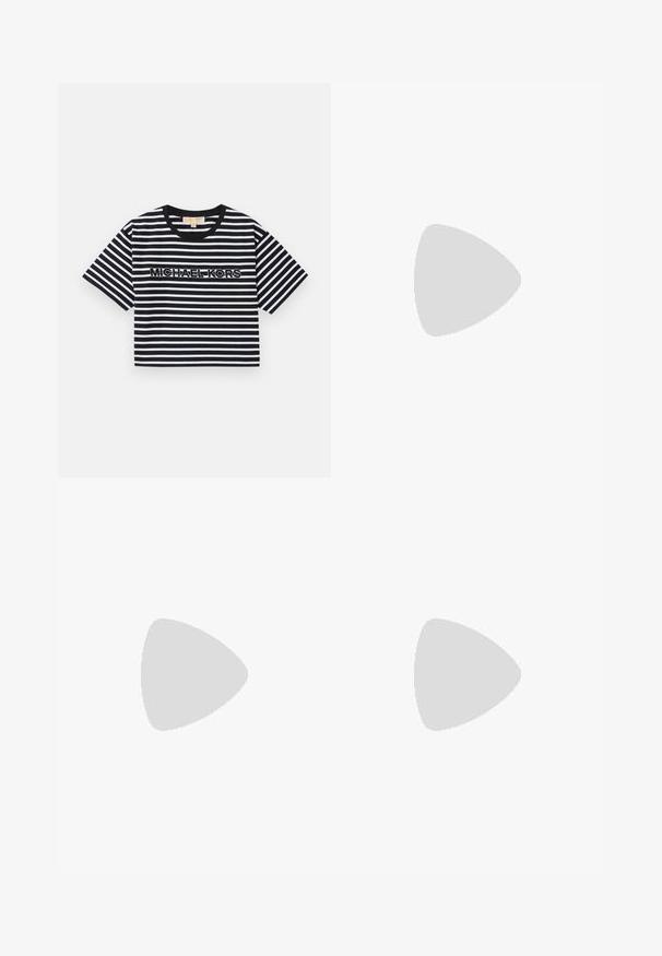 T-shirt short-sleeve, cropped in righe bianche e nere con il logo "MICHAEL KORS" in ricamo a contrasto, scollatura rotonda.; Pantaloni neri svasati con una texture liscia, vita sagomata e tasche frontali, progettati con un profilo elegante e moderno.; Scarpa con tacco alto a punta in metallo argento, con una superficie liscia, tacco di 10 cm e un sottile motivo a pieghe lungo la superficie.; Borsa a tracolla in pelle nera con design strutturato, manici superiori doppi, tracolla rimovibile, accessori in oro e charm con logo.