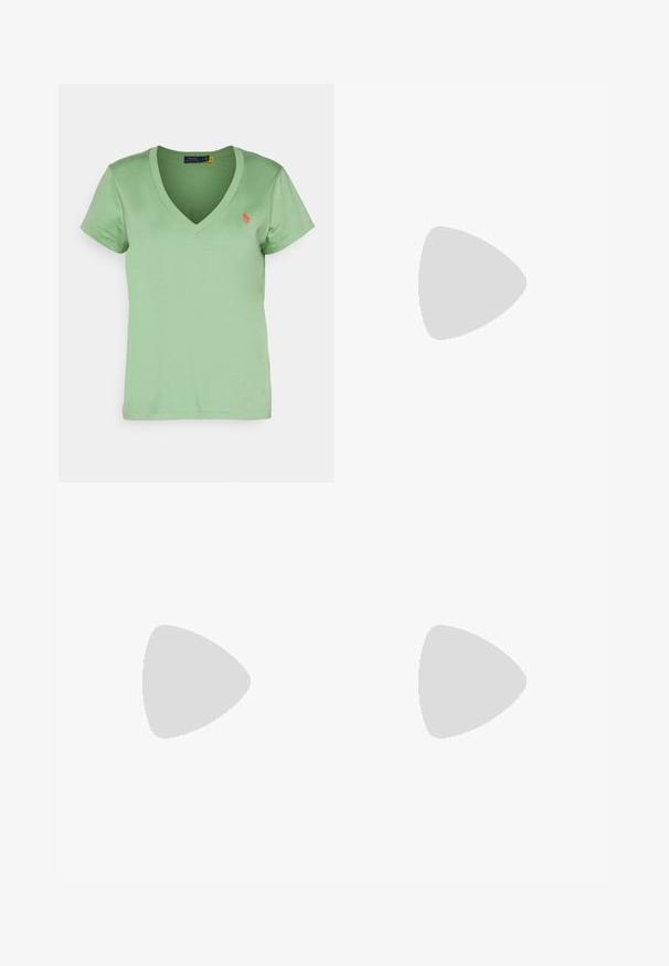 Helles grünes V-Ausschnitt-T-Shirt aus glattem Baumwollstoff, mit kurzen Ärmeln und einem kleinen roten Logo auf der linken Brust.; Weißes Langarm-Hemd mit Knopfleiste, aus glattem Stoff gefertigt, mit klassischem Kragen und sanftem Glanz, abgerundetem Saum und Knopfdetails.; Strickshorts mit horizontalen Streifen in Blau, Orange, Braun, Türkis, Creme, Grün und Rot, mit einem navyfarbenen Kordelzug und rotem "Dsquared2"-Logo.; Beige Wildleder Chelsea-Stiefel mit elastischen seitlichen Einsätzen, einer dicken braunen Gummisohle und einer Schlaufe an der Rückseite.