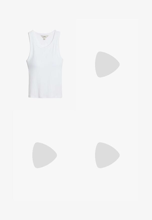 Witte geribbelde mouwloze tanktop met ronde hals en M&S-label bij de kraag, plat gelegd op een witte achtergrond.; Zwarte sportshorts met een elastische tailleband, interne trekkoord en zijsplitten. Gemaakt van een soepele, lichtgewicht stof.; Witte chunky sneakers met een textuur bovenwerk, meshpanelen en dikke rubberen zolen met een uitgesproken profiel. Inclusief veters en een aantreklip.; Canvas draagtas in lichtbeige met twee stevige handvatten, contrasterende witte afwerking en het logo "THE NORTH FACE" in het zwart aan de voorkant.