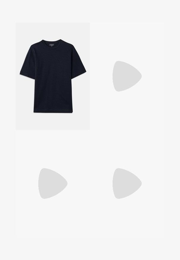 Dunkelblauses T-Shirt mit strukturiertem Muster, Rundhalsausschnitt und kurzen Ärmeln. Dezentem Logodetail auf der Brust, aus weichem Baumwollstoff.; Schwarze Jeans aus Denim mit geradem Bein, ausgestattet mit Fronttaschen, einem Knopfverschluss und einem weichen, leicht strukturierten Finish.; Weiße Leder-Sneaker mit glatter Oberfläche, runder Zehenform, flacher Sohle und einfachem Schnürdesign. "EMPORIO ARMANI"-Logo auf der Ferse.; Schwarze Leder-crossbody-Tasche mit einem Reißverschlussfach, Logo-Detail und einem verstellbaren, gebrandeten Gurt. Getragen zu einem strukturierten marineblauen Pullover.