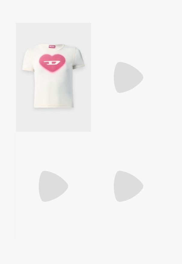 T-shirt blanc à manches courtes présentant un design de cœur rose avec la lettre "D" au centre, fabriqué en tissu côtelé avec des coutures contrastantes.; Shorts en denim bleu clair avec un lavage délavé. Présente cinq poches et une fermeture à boutons à l'avant. Coupe classique avec un ourlet droit.; Baskets de sport beiges et roses avec des accents argentés, des empiècements en mesh et une semelle épaisse. Portées avec des chaussettes colorées en tie-dye.; Veste matelassée jaune avec col montant et poche avant, associée à un sac bandoulière noir avec quincaillerie dorée. Bas en denim décontractés.