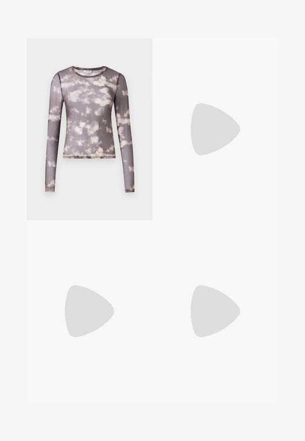 Pikkade varrukatega sobiv top läbipaistvast hallist kangast, millel on kreemja ja tumedama halli värvusega tie-dye muster, ümar kaelus ja õrnad õmblusdetailid.; Valged laiad denim teksad, millel on vöökoht, esiklahter ja tõmblukk, samuti viis taskut. Kanga tekstuur on sile ja ühtlane.; Mustad mustrehilised jalatsid mustas värvitoonis, millel on tekstuuriga pealmine pind, esikohal asuva silmapaistva "N" logo, pehmendustega tald ja voolav, modernne siluett.; Hõbedane metallik käekott struktureeritud kujuga, millel on ülemine sang ja ettepoole suunatud paeladetail. Sile tekstuur, peegeldav viimistlus.