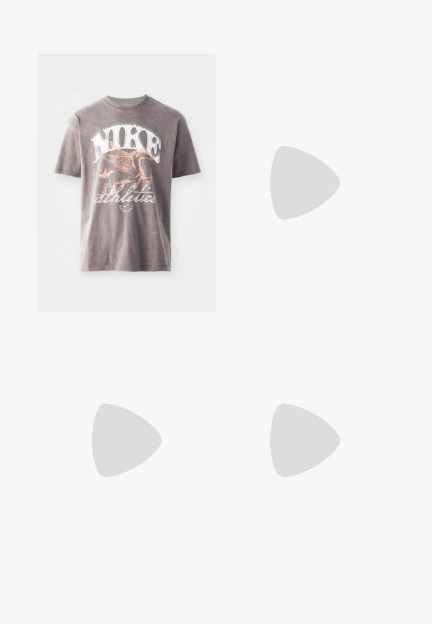 Camiseta gris de algodón con un logo blanco de "Nike" y un gráfico naranja de un caballo alado con "athletics" debajo, diseño de cuello redondo.; Pantalones oscuros de color gris, ligeros, con cordón de ajuste y cintura elástica, de corte recto y textura suave. Idóneos para un look casual o para estar en casa.; Bota de senderismo impermeable en gris y negro con cuello acolchado en el tobillo, cordones negros y suela resistente con tacos, vista lateral sobre fondo blanco.; Bolso de hombro de cuero negro con cierre de cremallera, que presenta un cuerpo texturizado, costuras blancas y una correa con ojales plateados.