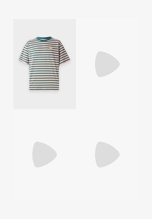 T-shirt rayé avec des bandes horizontales de vert, orange et blanc. Encolure ras du cou et manches courtes, avec un petit logo sur la poitrine.; Jeans large bleu clair en denim, dotés d'une taille haute, de cinq poches et d'un délavage avec un léger effet de moustaches.; Tong en plastique blanche avec une semelle texturée, dotée de fines brides et d'un design plat. Fabriquée en caoutchouc avec un logo discret sur le coussin de pied.; Sac bandoulière en daim brun avec des franges, fermeture zippée et bandoulière réglable. Présente des accents en métal le long de la couture.