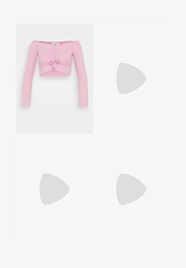Crop top rose côtelé à décolletée, à manches longues, avec un détail de cordon à l'avant et un ourlet festonné.; Pantalons de yoga noirs avec une taille haute, fabriqués en tissu extensible. Présente un design évasé et un petit logo Nike à la taille.; Chaussures en cuir patiné noir avec une semelle épaisse et chunky, dotées de lacets épais. Embout arrondi, détails minimaux et un petit tirant à l'arrière.; Sac à main beige en matériau souple, avec un design décontracté, des détails cousus et deux poignées. Idéal pour un usage quotidien.