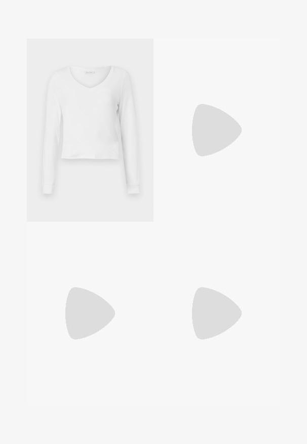 Bela dolga majica s V-izrezom in krojem, ki se prilega, z širokimi manšetami, prikazana na enobarvni ozadju.; Bela barva, ta krilo ima elastiko v pasu, obsežno obliko in gubo na robu, ki ustvarja učinek balona.; Črne usnjene sandale s peto in kvadratnim prstom, zanknim trakcem in zlatim zaponko ter ozko kovinsko peto. Gladka tekstura, minimalističen dizajn.; Črna usnjena torbica z zloženim zgornjim dizajnom, opremljena z dvema kratkima ročkama in dolgo nastavljivo naramnico. Gladka tekstura, okrogla oblika.