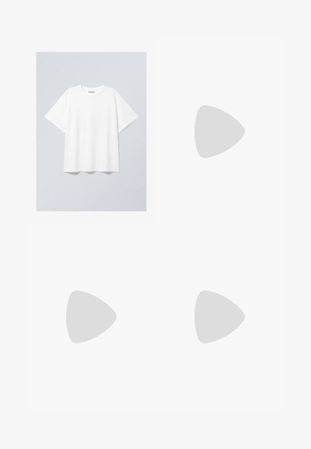 Vit bomulls T-shirt med avslappnad passform, korta ärmar och rundad halsringning. Har en diskret varumärkesetikett vid halsringningen.; Svart midi kjol i lätt tyg, med en voluminös form och samlade detaljer i fållen samt plisserad design vid midjan.; Svart sportskor med en texturerad överdel, tre silverränder och en distinkt stötdämpande sula med flera integrerade sektioner.; Mörkbrun läderhandväska med en avslappnad form, bred öppning och ett enda axelrem. Har subtila stygnaccenter.