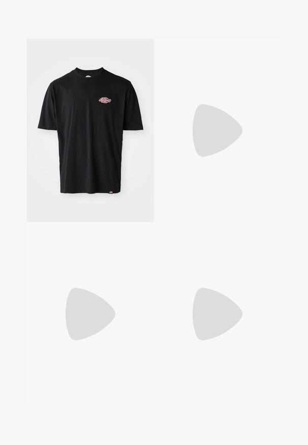 Camiseta de algodón negra con cuello redondo, mangas cortas y un pequeño logo de Dickies en rojo y blanco en el pecho. Corte clásico.; Camisa de manga larga a cuadros marrón y crema, confeccionada con un tejido texturizado, con un bolsillo en el pecho y cierre de botones, que presenta una etiqueta en el bolsillo.; Pantalones de mezclilla negra de pierna ancha con una cintura alta, cierre de botón y diseño de cinco bolsillos. Textura suave con un acabado ligeramente desvaído.; Zapatillas de ante negro con suela de goma blanca. Presentan diseños de llamas iridiscentes en azul y púrpura. Cuentan con cordones blancos y una lengüeta trasera.