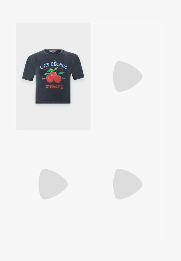 Mörkgrå kort ärmad t-shirt av bomull med en röd och grön fruktgrafik och text i blått och rött. Rund halsringning.; Mörkblå denimculotter med fransad nederkant, fem fickor och knappknäppning. Har rak benform och subtilt blekta detaljer.; Svart lädersportssko med vita ränder, rund tå, platt sula och snörning. Har perforeringar för andningsförmåga.; Svarta rektangulära solglasögon med gröna linser, som har stora bågar och guld "VERSACE"-logotyp på stängerna.