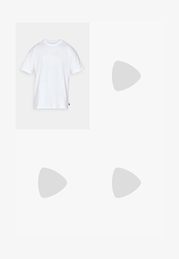 Valkoinen puuvillainen t-paita, jossa on lyhyet hihat ja pyöreä kaula-aukko. Paidassa on pieni, huomaamaton Nike-logo rinnassa ja sivulappu.; Farkkushortsit sinisellä pesulla, joissa on korkea vyötärö, kaksi etutaskua ja keltaista ompelua saumoissa.; Valkoiset urheilukengät, joissa on verkkomateriaali, teksturoidut yksityiskohdat ja pehmeä pohja. Yhdistetty mustiin ribbikuvioisiin nilkkasukkiin sinisellä matolla.; Valkoinen vyölaukku kestävästä kankaasta, jossa on vetoketjusuljenta, säädettävä hihna ja pieni kohokuvioitu logo edessä.