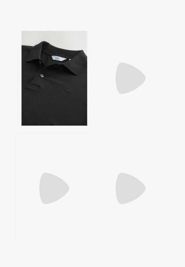 Zwarte polo met een gestructureerde stof, voorzien van een kraag, twee knopen en een klein geborduurd kroontje op de borst. Regular fit.; 120% Lino MEN PANT - Broek - milk; Bruine leren sandalen met twee verstelbare banden, een gestructureerd oppervlak, een gevoerde binnenzool en een dikke rubberen zool met oranje stiksel accenten.; Wayfarer zonnebrillen met een donker schildpad kunststof frame, groene lenzen en een zilveren Ray-Ban logo op de poot.; Bruine leren schoudertas met klep sluiting, gouden logo en een gespdetail. Voorzien van een lange verstelbare schouderband en een textuur oppervlak.