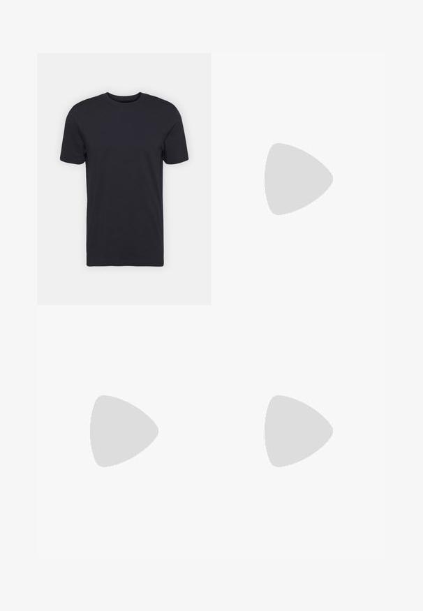 Zwart katoen T-shirt, korte mouwen, ronde hals, effen kleur, lichte stof, gladde textuur, geen zichtbare patronen of graphics.; Grijze sweatpants gemaakt van zachte stof, met een elastische tailleband, zijzakken en taps toelopende boorden bij de enkels voor een ontspannen pasvorm.; Zwarte leren sneaker met ronde neus, witte rubberen zool en zwarte veters. Kenmerkt zich door een gladde afwerking en minimalistisch ontwerp.; Ronde zonnebrillen met een transparante montuur, lichtgroene lenzen en dunne, transparante pootjes. Bevat subtiele hardware-accenten op het montuur.