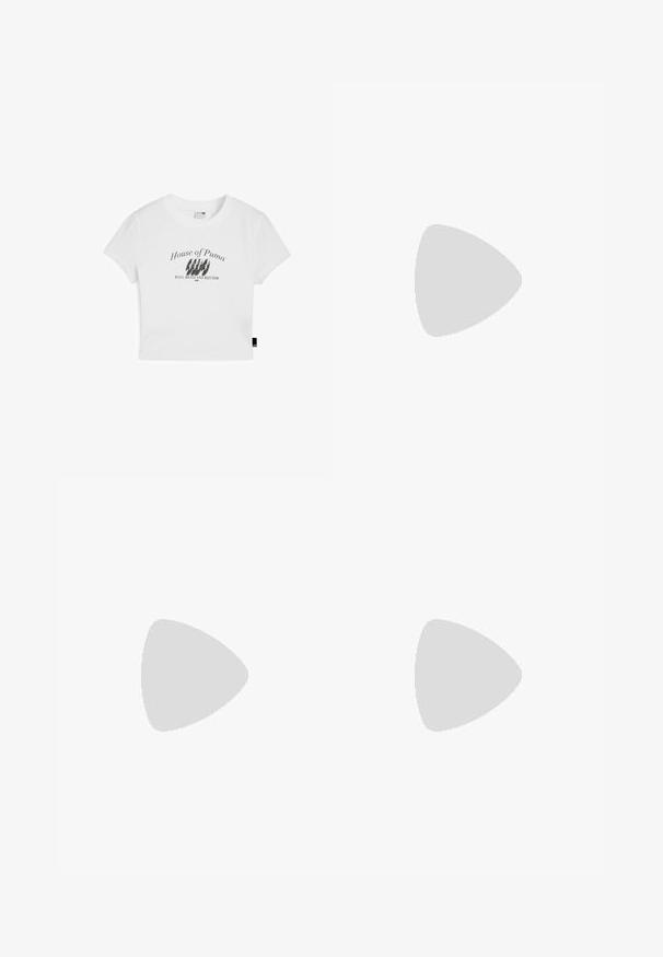 Witte cropped t-shirt van katoen, met een zwarte grafische print die "House of Puma" en de tekst "BASS, BEATS AND RHYTHM" weergeeft.; Lichtroze wijde broek met een elastische tailleband en zijstrikjes. Gemaakt van lichtgewicht materiaal met subtiele textuur en merkenmerk.; Witte sportieve sneakers met een bovenwerk van mesh, zwarte accenten, gestructureerde panelen en een gezellige zool voor comfort en ondersteuning.; Beige geweven strooien tote bag met witte leren randen, dubbele gouden kettinghandvaten en een rechthoekige vorm. Het oppervlak heeft een gestructureerd patroon.