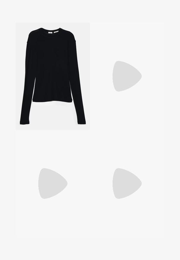 Mustat pitkät hiharatoppi, joka on valmistettu pehmeästä kankaasta. Topissa on pyöreä pääntie ja rento istuvuus, jossa on sivuhalkiot helman kohdalla liikkumisen helpottamiseksi.; Musta räätälöity suora lahjehousut korkealla vyötäröllä ja etuonteloilla, esillä yksinkertaisella vaalealla taustalla.; Mustat nahkaiset liukukengät teräväkärkisillä, kerätyillä yksityiskohdilla ja pienellä kissan korolla. Avauksessa on narukiinnitys.; Pieni musta nahkabag, jonka muoto on pyöreä, yläkahva ja irrotettava olkahihna. Yhdistetty mustan kankaan mekkoon ja mustiin plissee-kenkään.; Hopeakiharat korvakorut, joissa on kaareva, pavun muotoinen muoto. Pehmeä, kiiltävä pinta, ja kiinnitysvarusteena on nuppi ja tausta.