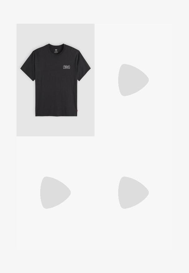 Camiseta preta de algodão com mangas curtas e gola redonda. Apresenta uma pequena impressão gráfica branca no lado esquerdo do peito. Textura suave.; Calções de ganga azul claros com um efeito desbotado, apresentando um detalhe rasgado na coxa esquerda e um clássico design de cinco bolsos. Fecho com botão de metal.; Sapatilhas pretas de cano baixo feitas de material sintético liso. Bico arredondado, design com atacadores e sola de borracha plana com acabamentos texturizados.; Óculos de sol pretos com armação octogonal, lentes escuras, acabamento brilhante, hastes finas e detalhes em dourado na parte frontal.