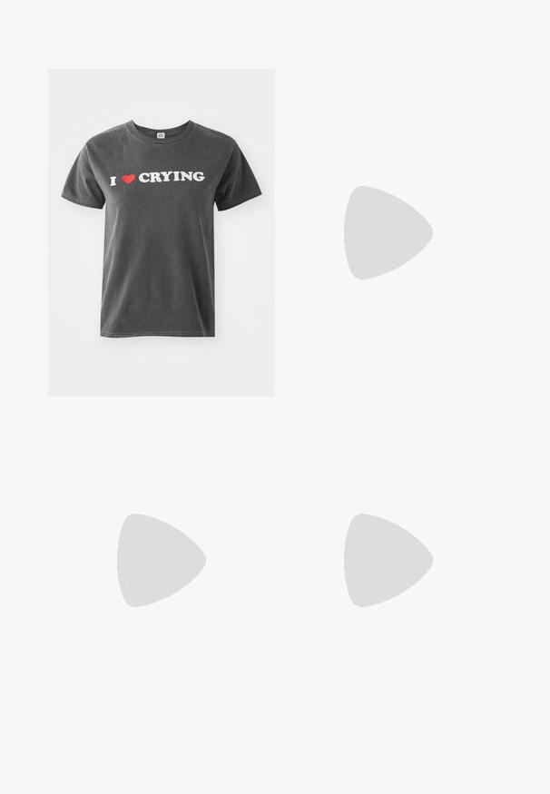 Graues Baumwoll-T-Shirt mit einem weißen und roten Grafikdesign, das "I ❤️ CRYING" zeigt. Kurze Ärmel und Rundhalsausschnitt. Waschmaschinenfest.; Faltrock aus cremefarbenem Stoff; weist eine sanfte Textur, ein knielanges Design und symmetrische Falten auf, die vom Bund bis zum Saum verlaufen.; Schwarze Flip-Flops mit einer strukturierten Gummisohle, zwei schlanken Riemen und einem dezenten, geprägten Logo-Detail auf dem Riemen.; PULL&BEAR SHOULDER  - Shopping Bag - beige
