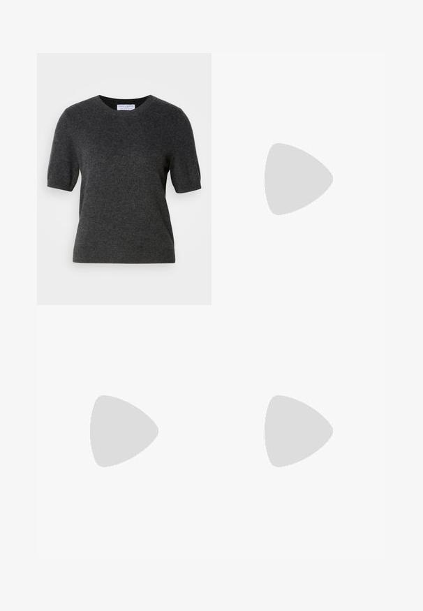 Donkergrijze sweater met korte mouwen, gemaakt van een zachte, gestructureerde breipunto. Heeft een ronde hals en een iets relaxte pasvorm. Eenvoudig, strak ontwerp.; Bordeaux gestreepte stof met een zwarte knoop en een op maat gemaakte manchette. Inclusief fijne pinstrepen en een gestikte knoopsgatdetail.; Zwarte leren enkellaars met hak, met een lichtjes slappende schacht en een puntige neus, op een lichte achtergrond.; Zwarte geweven tote bag met twee handvatten. Zachte textuur, slungelige vorm en een grote, ronde vorm. Geen zichtbare hardware of accenten.