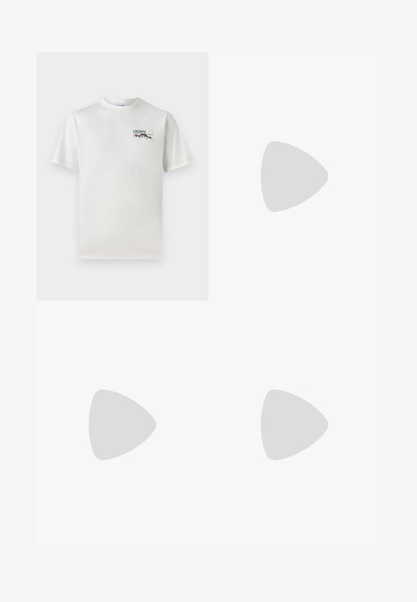 Bela bombažna majica s krožnim ovratnikom, kratkimi rokavi in majhnim izvezenim logotipom, ki vsebuje gore in besedilo na levi prsni strani.; Rjave hlače ravnega kroja, z sprednjimi žepi in poudarjenim šivanjem ob straneh za dodatne podrobnosti in teksturo.; Bela usnjena tenisa s okroglo sapo, vezavi na sprednji strani in črnim poudarkom na peti. Ima majhen izšit kroko logo na strani.; Bele plastične sunčane naočare sa sivim sočivima pored crne tkanine torbice sa belim logoom "URBAN CLASSICS" u podebljanom slovu.