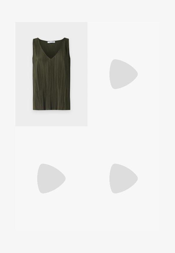 Samsøe Samsøe SAUMA - Top - forest night; Fustă verde închis, de lungime medie, fabricată dintr-un material neted și ușor. Prezintă un design simplu în formă de A, cu o ușoară deschidere la tiv.; Pantofii cu toc slingback cu vârful ascuțit, din piele maro închis cu o textură netedă, prezentând o curea îngustă și un toc stiletto de înălțime medie.; Geantă tote din piele neagră, cu o textură netedă, corp rotund și o curea de umăr unică, având un accent de hardware circular din aur.