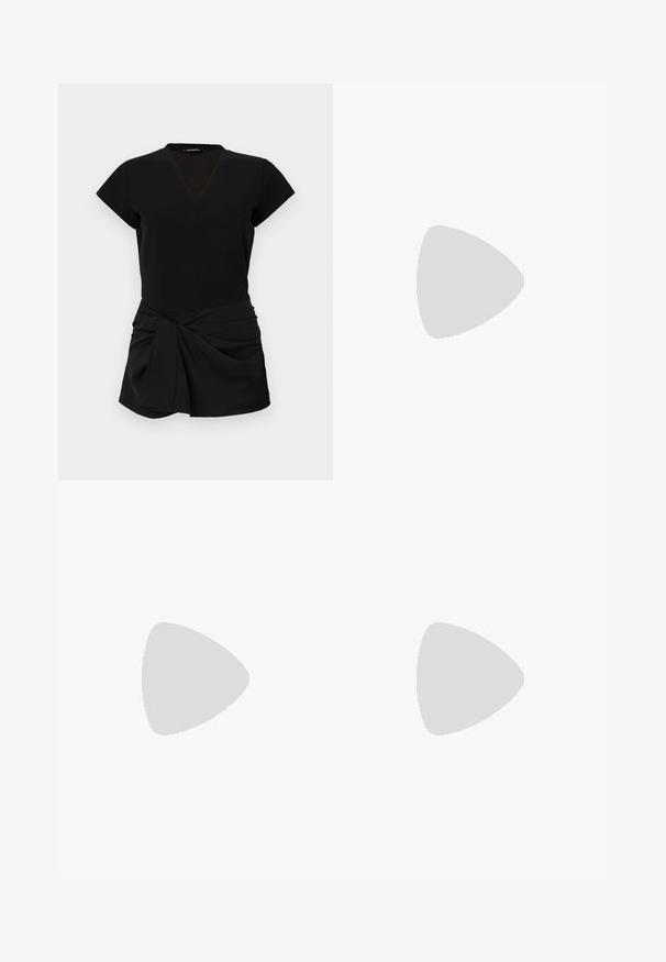 Schwarzes Kleid mit V-Ausschnitt, kurzen Ärmeln und einem gerafften Vorderteil mit einem geknoteten Akzent. Glattes Material mit einer taillierten Silhouette.; Schwarze Denim-Hosen mit weitem Bein und hoher Taille, mit vorderen Falten, einem Knopfverschluss und kontrastierenden Nähten an den Säumen.; Schwarze Lederloafers mit glatter Oberfläche, genähten Details um die Zehen und einer niedrigen Gummisohle. Kombiniert mit weiten schwarzen Hosen.; Beige Leder-Handtasche mit einer strukturierten, dreieckigen Form, ausgestattet mit einem silbernen Kettenhenkel und einem geschwungenen Logo aus Metall.