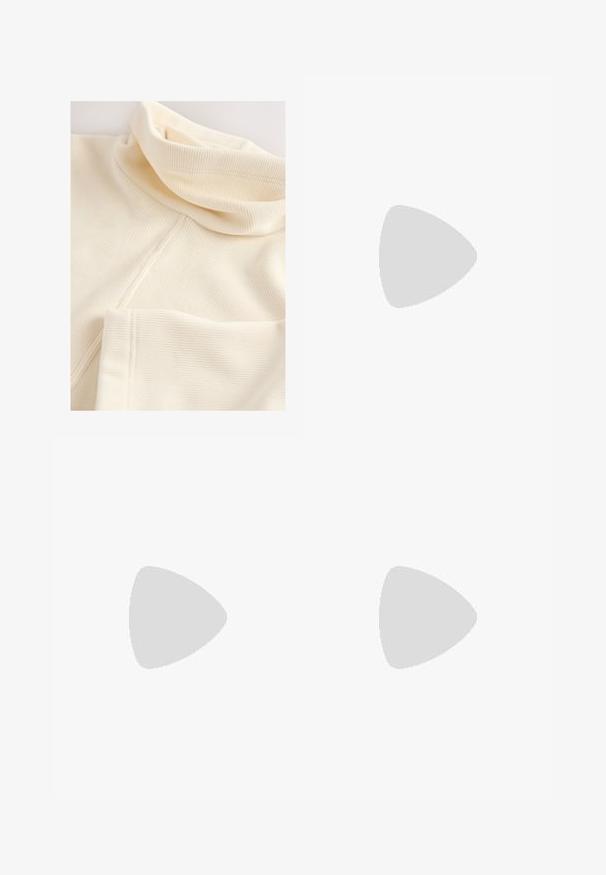 Krém színű bordázott garbó pulóver, puha tapintással. Hajtott nyakkal és mandzsettás ujjal rendelkezik. Az egész anyagon látható varrási részletek.; Next Nadrágok - stone; Barna magassarkú csizma sima bőrből készült hegyes orral és magas, puha szőrme szárával, amely a bokát és az alsó vádlit takarja.; Barna bőr vászontáska sima textúrával, nyitott tetejű dizájnnal és két vállpánttal. Minimális varrással és látható hardver nélkül készült.